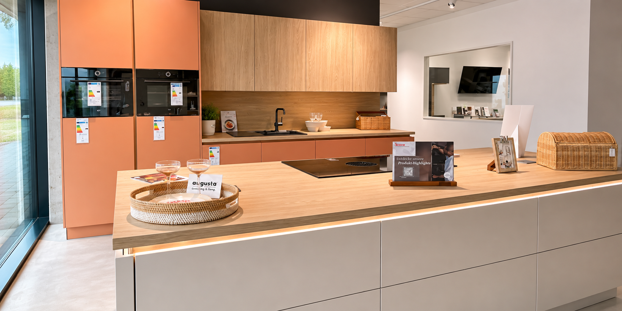 Moderne Ausstellungsküche mit Kücheninsel und Holzarbeitsplatte im Küchencentrum Holtmann in Bückeburg