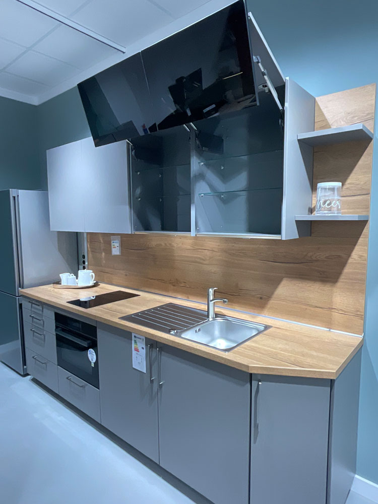 Hochschrank in Schwarzglas