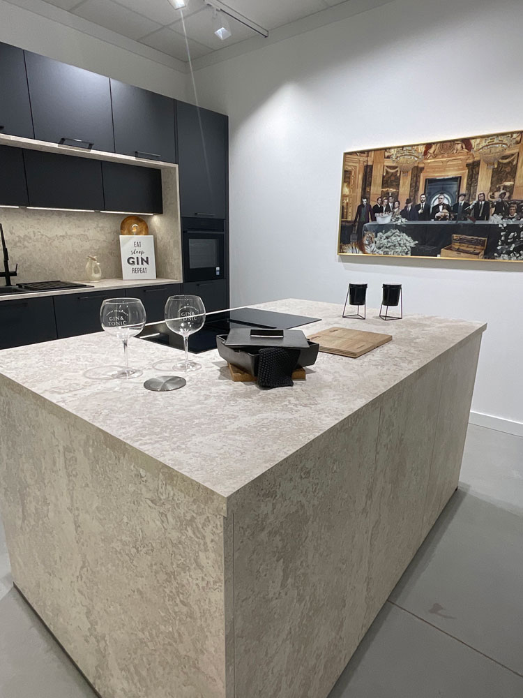 Kochinsel in granit beige