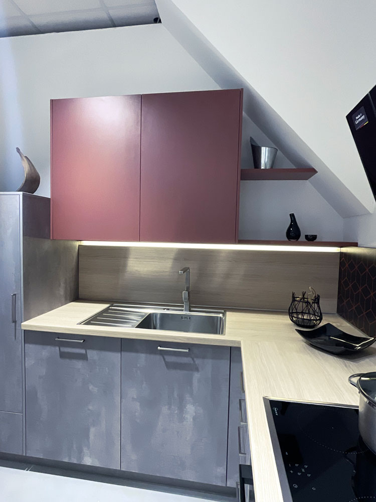 Küche in einer Wandschräge