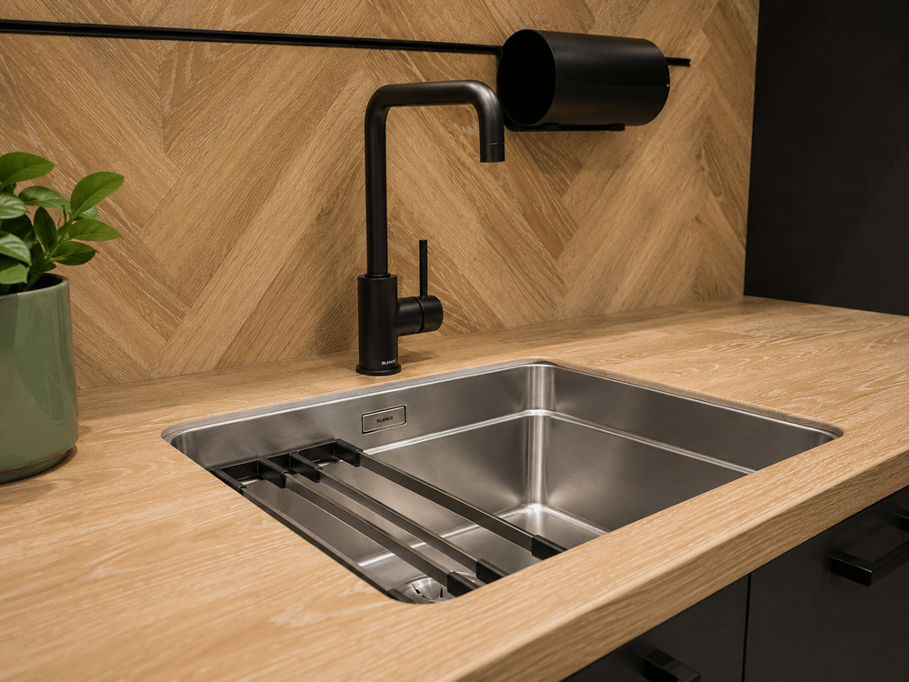 moderne Küchenspüle mit schwarzen Akzenten