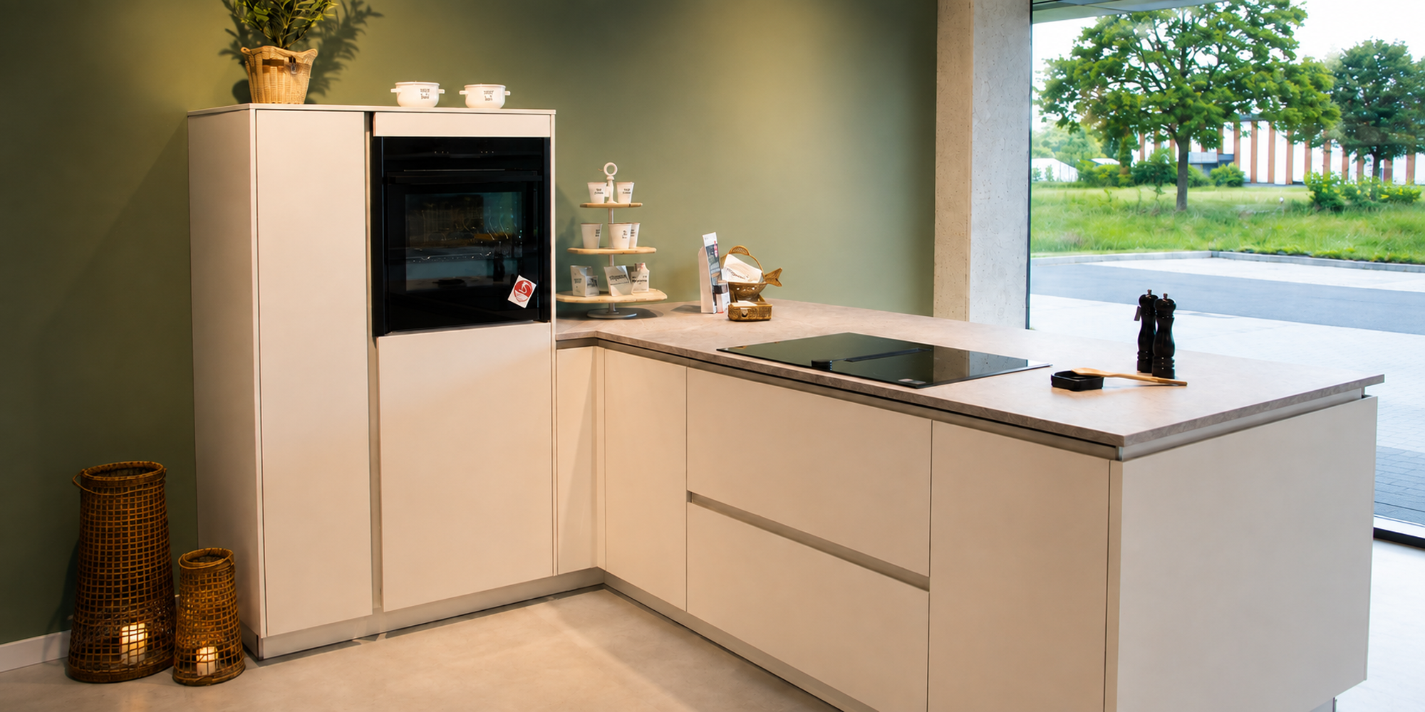 Moderne Musterküche mit Kücheninsel im Küchencentrum Holtmann in Bückeburg