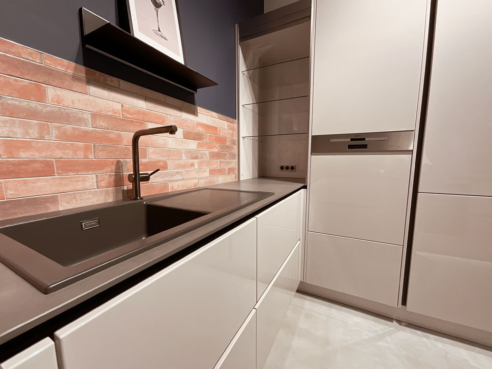 geöffneter Rolladenschrank