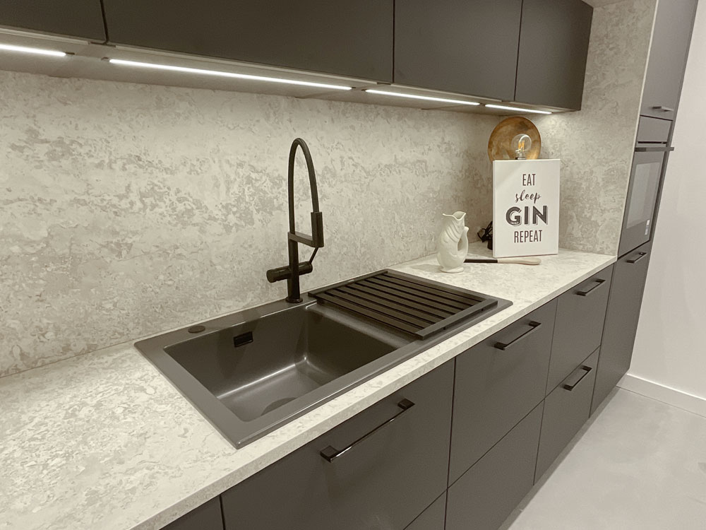 schwarzer Wasserhahn