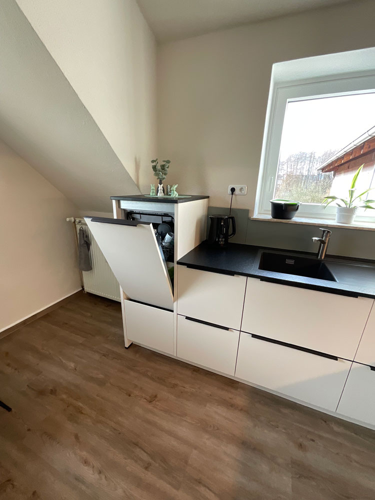 hoher Geschirrspüler