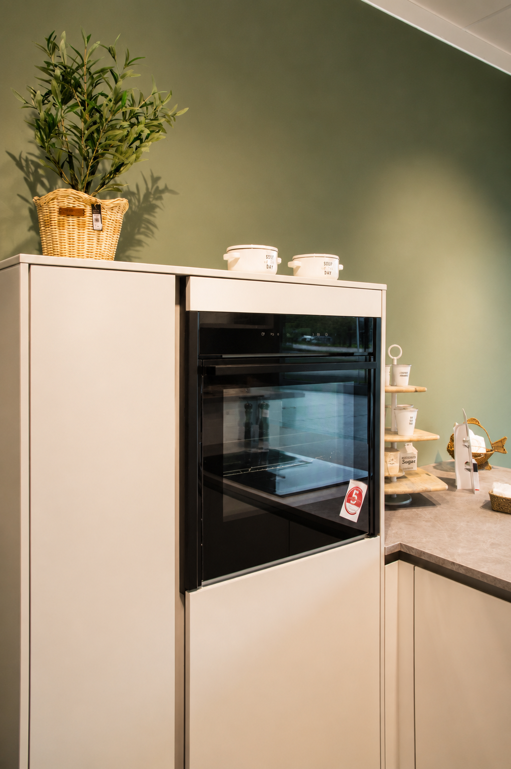 Einbaubackofen in moderner heller Musterküche im Küchencentrum Holtmann in Bückeburg