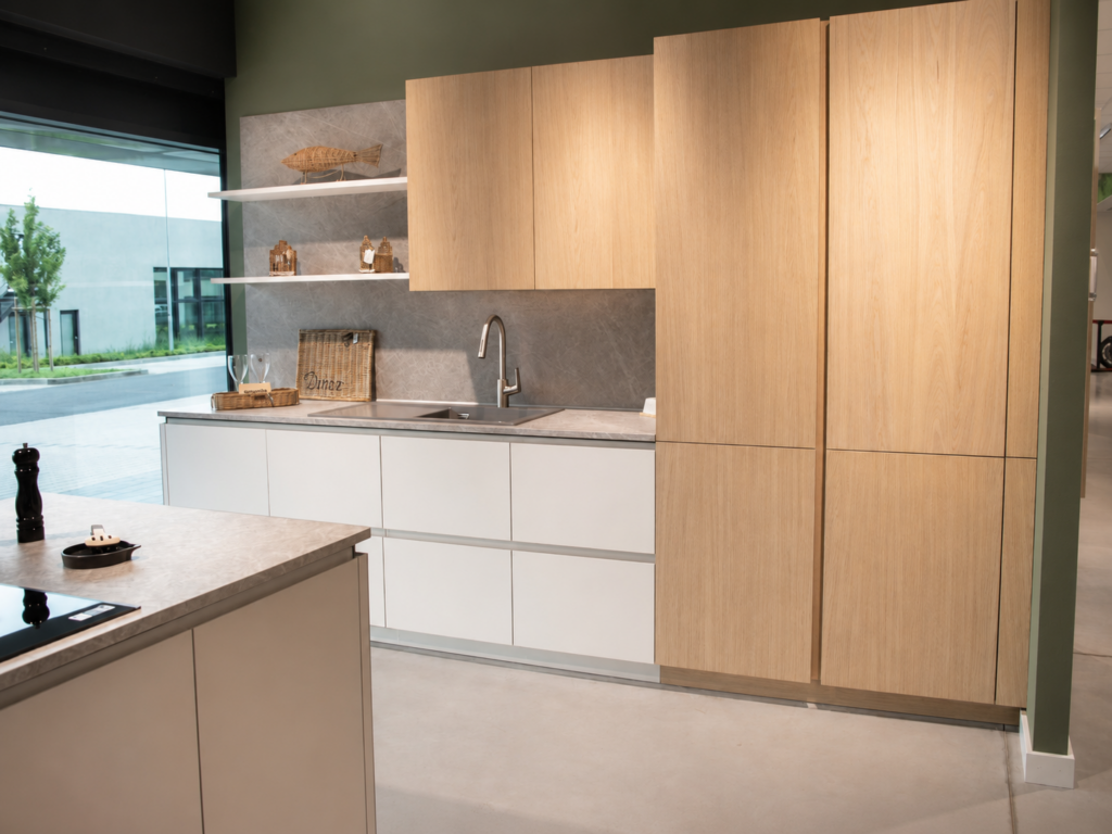 Moderne Musterküche mit hellen Holzfronten und Spülbereich im Küchencentrum Holtmann in Bückeburg